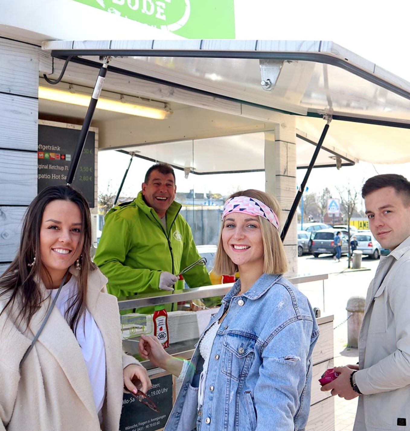 Die Wurstbude – Food Truck mit Kunden